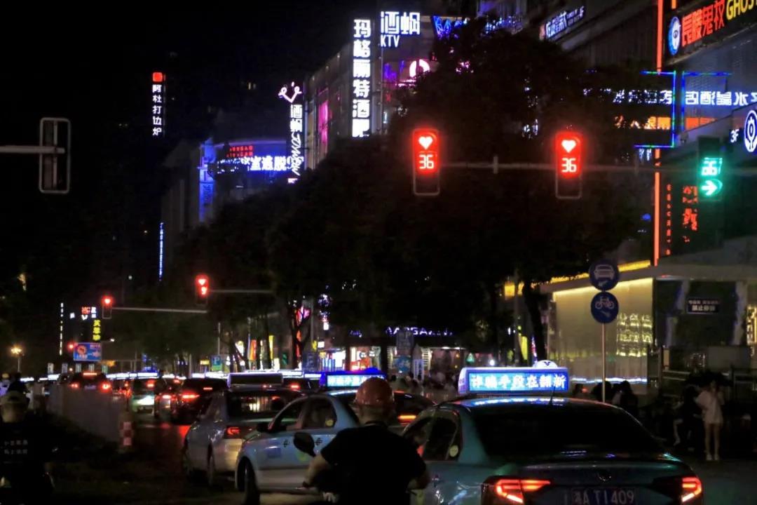 七夕長(zhǎng)沙,愛(ài)心紅綠燈正在上演! 七夕長(zhǎng)沙,愛(ài)心紅綠燈正在上演!