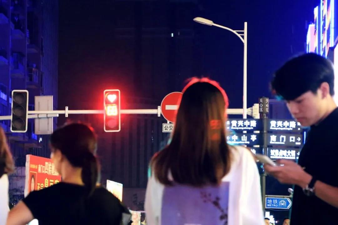 七夕長(zhǎng)沙,愛(ài)心紅綠燈正在上演! 七夕長(zhǎng)沙,愛(ài)心紅綠燈正在上演!